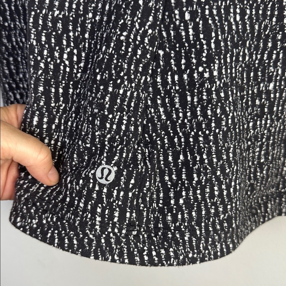 Lululemon Runderful Long Sleeve Shirt Thumbholes & Cuffins Size 10 Zipper Pocket - Picture 15 of 16